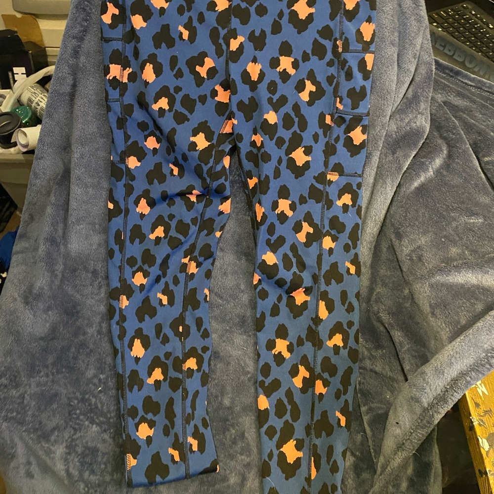 POP fit leggings with pockets and leopard print design- pink and blue